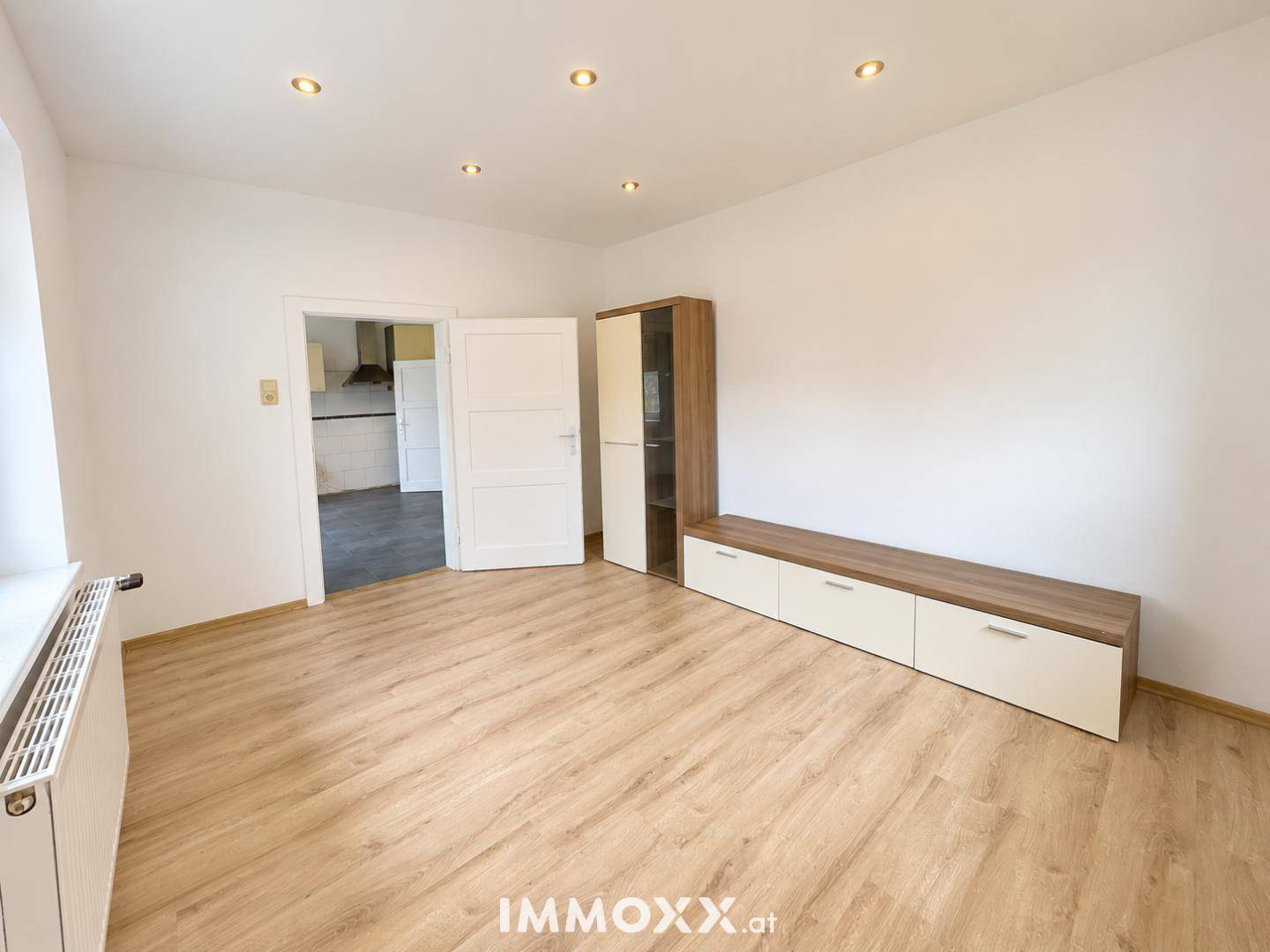 Heller moderner Raum mit Holzmo¨beln