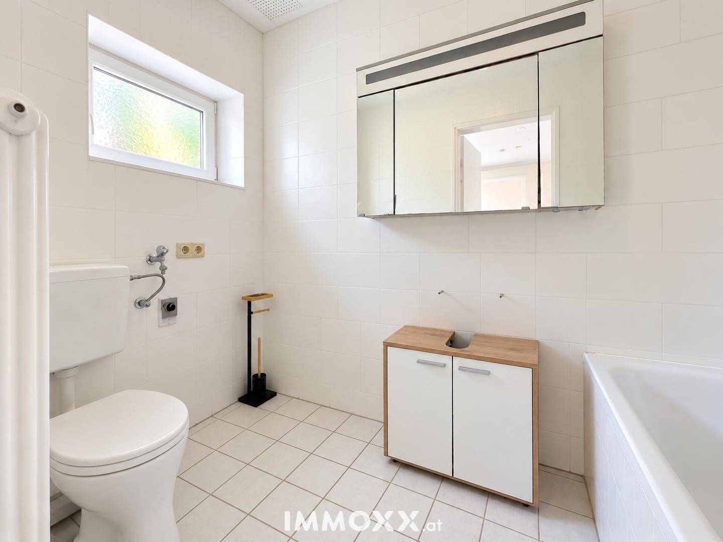 Helles Badezimmer mit Spiegelschrank
