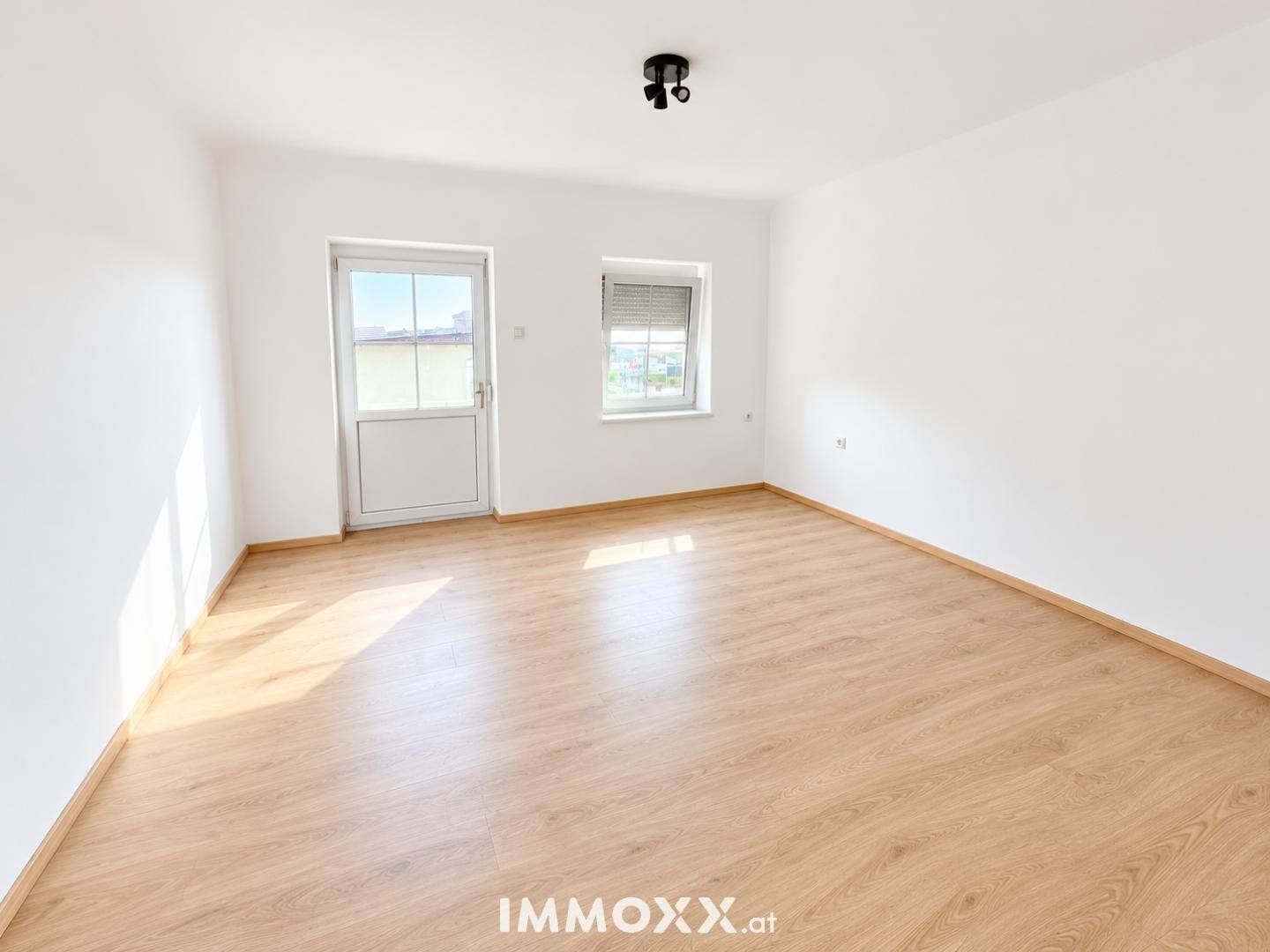 Heller leerer Raum mit Holzboden