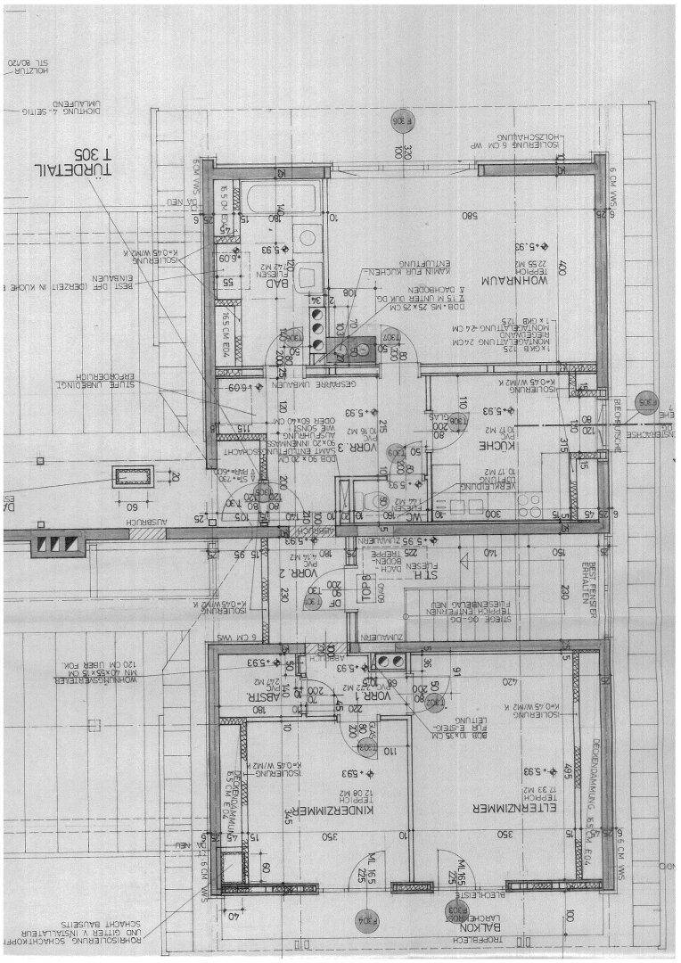 Detaillierter Grundriss einer Wohnung mit zwei Schlafzimmern, Bad, separatem WC und Balkonzugang.