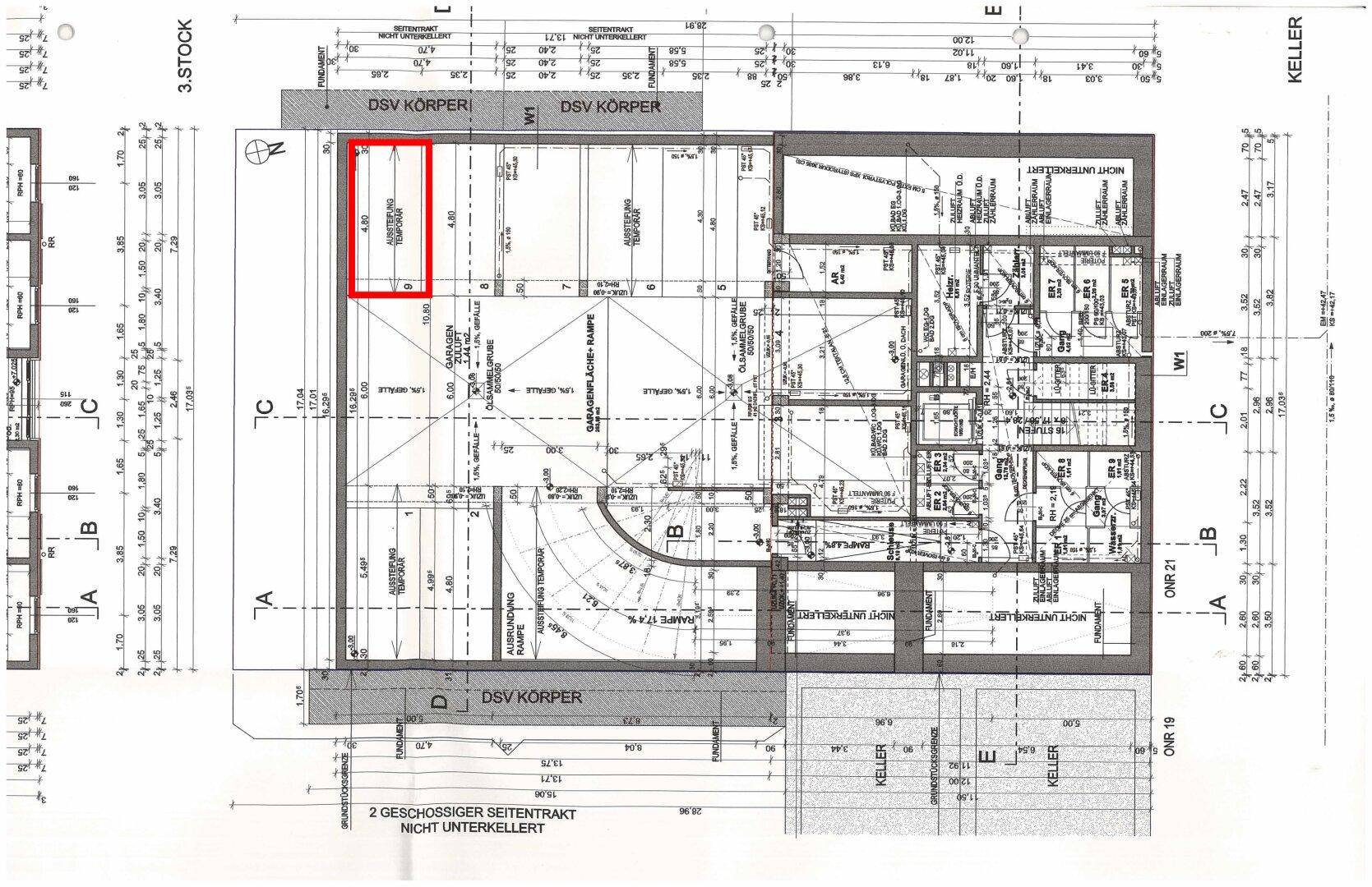 Detaillierter Grundrissplan zeigt eine Tiefgarage mit Zufahrtsrampe, mehrere Kellerräume und Wohnungen im Erdgeschoss.