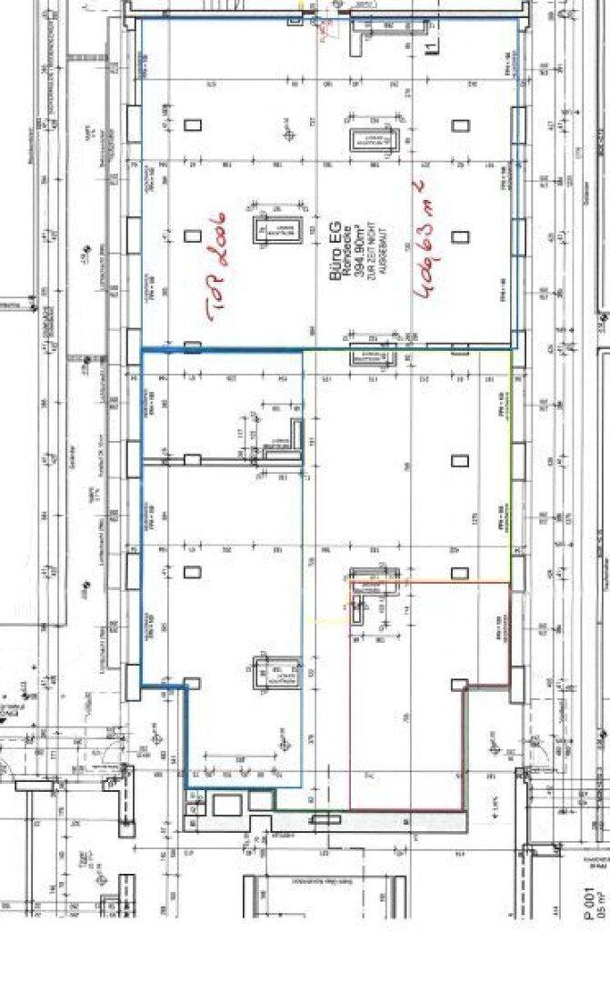 Detaillierter Grundriss eines großen Bürogebäudes im Erdgeschoss mit flexibler Raumaufteilung und vielen Fenstern.