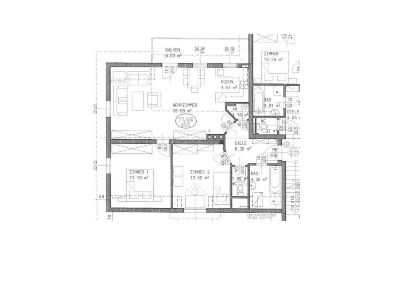 Detaillierter Grundrissplan einer Wohnung mit drei Schlafzimmern, zwei Bädern, separatem WC und großem Balkon.