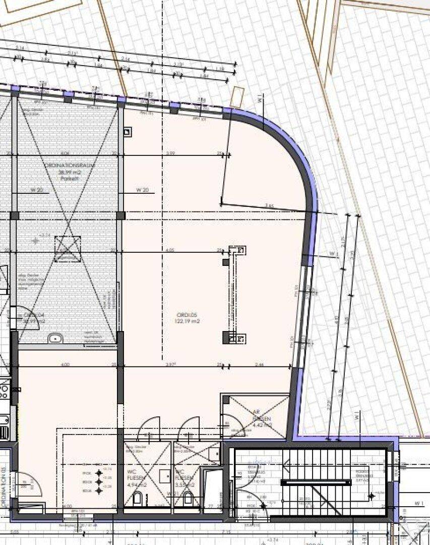 Detaillierter Grundriss-Ausschnitt mit Raumaufteilung, Treppenhaus und geschwungener Außenwand.