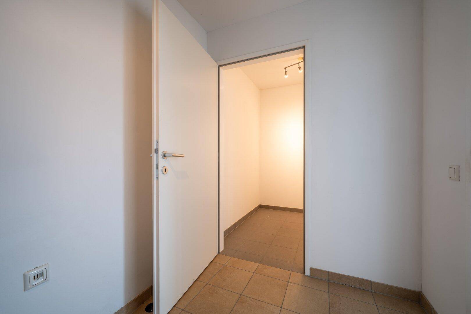 Praktischer Abstellraum mit Fliesenboden, ideal für zusätzlichen Stauraum im Haushalt.