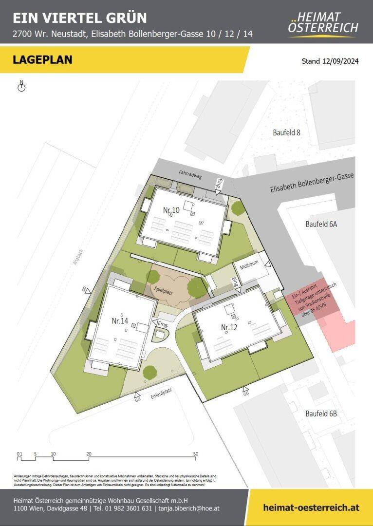 Lageplan der Wohnanlage mit drei Gebäuden, Grünflächen, Spielplatz und Parkmöglichkeiten.
