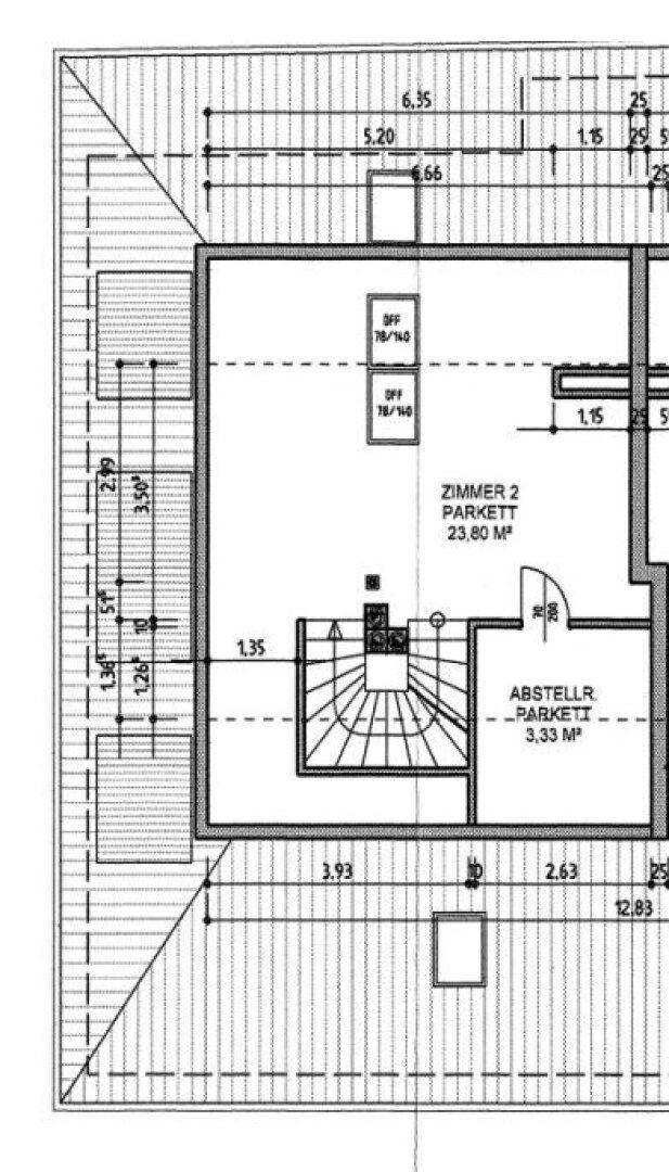 Grundriss des Dachgeschosses mit Zimmer 2, Abstellraum und Treppe, zeigt die Raumaufteilung.
