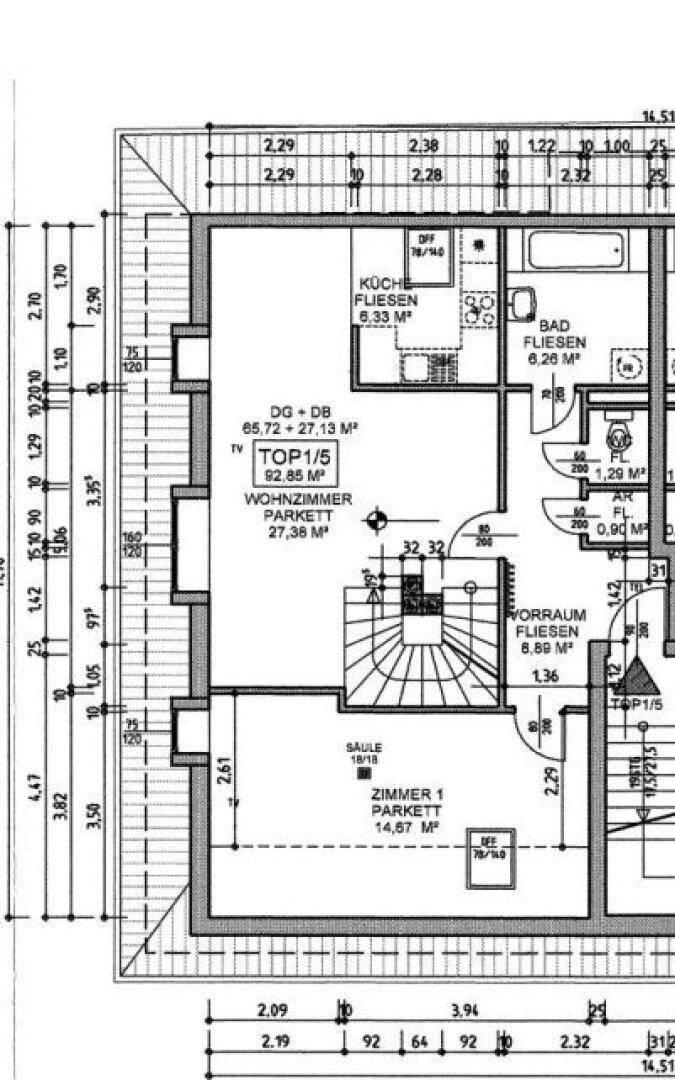 Grundriss des Dachgeschosses (DG) mit Wohnzimmer, Bad und Zimmer 1, inklusive Treppe.