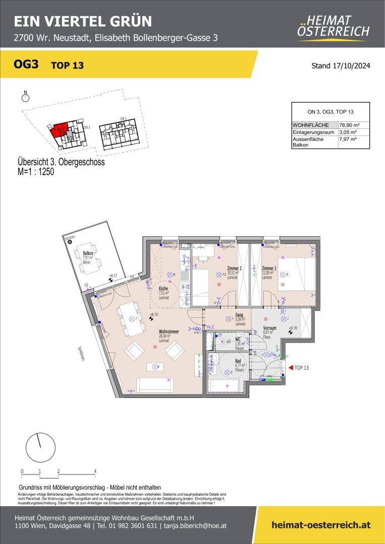 Grundriss einer Wohnung mit möbliertem Wohnbereich, Küche, Schlafzimmern und einem Balkon.