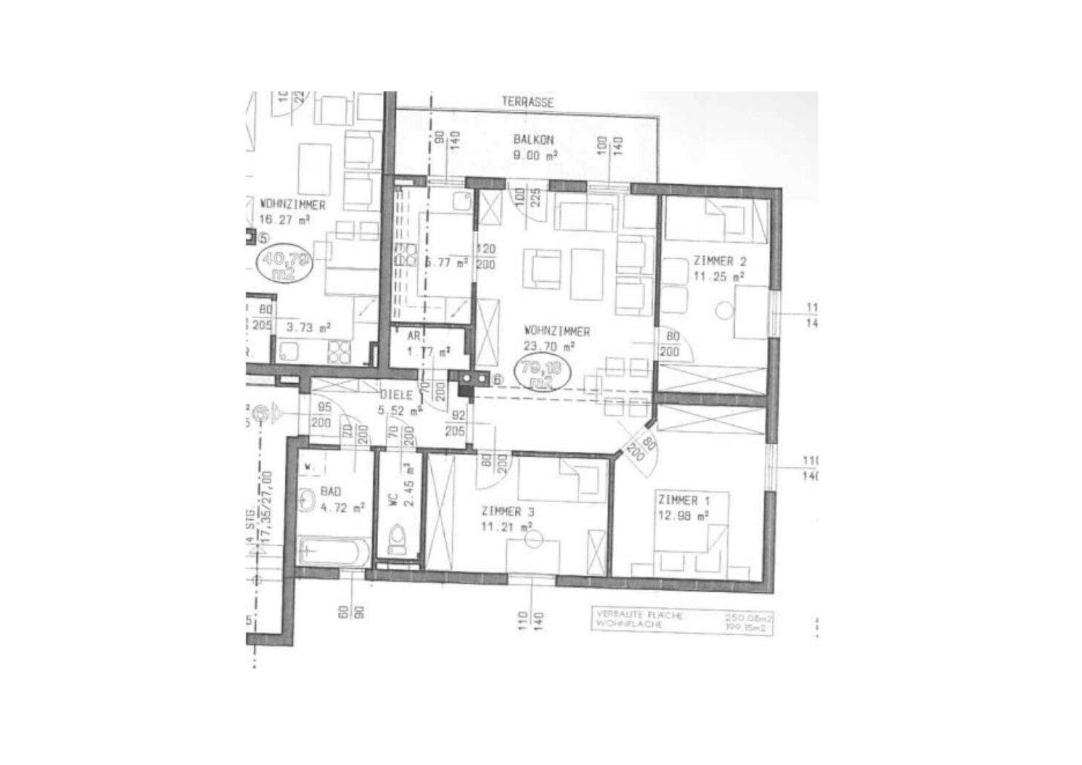 Detaillierter Grundriss einer Wohnung mit drei Schlafzimmern, Wohnzimmer, Bad, separatem WC, Balkon und Terrasse.