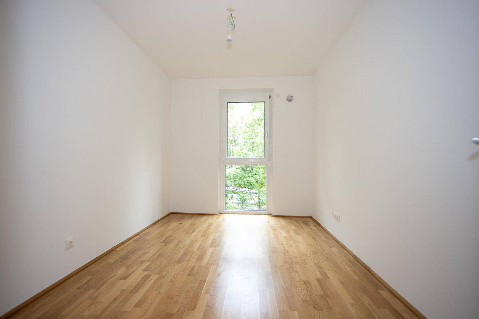 Kleines Zimmer mit Parkettboden und Fenster für viel Tageslicht, vielseitig nutzbar.