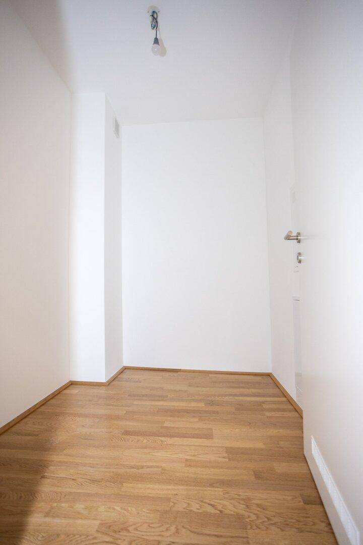 Kleiner, heller Abstellraum mit Parkettboden, ideal für zusätzlichen Stauraum in der Wohnung.