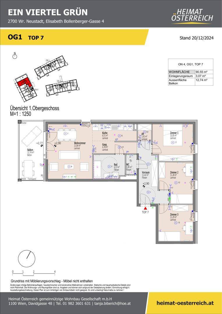 Grundriss der Wohnung Top 7 im ersten Obergeschoss mit drei Schlafzimmern, offenem Wohnbereich und Balkon.