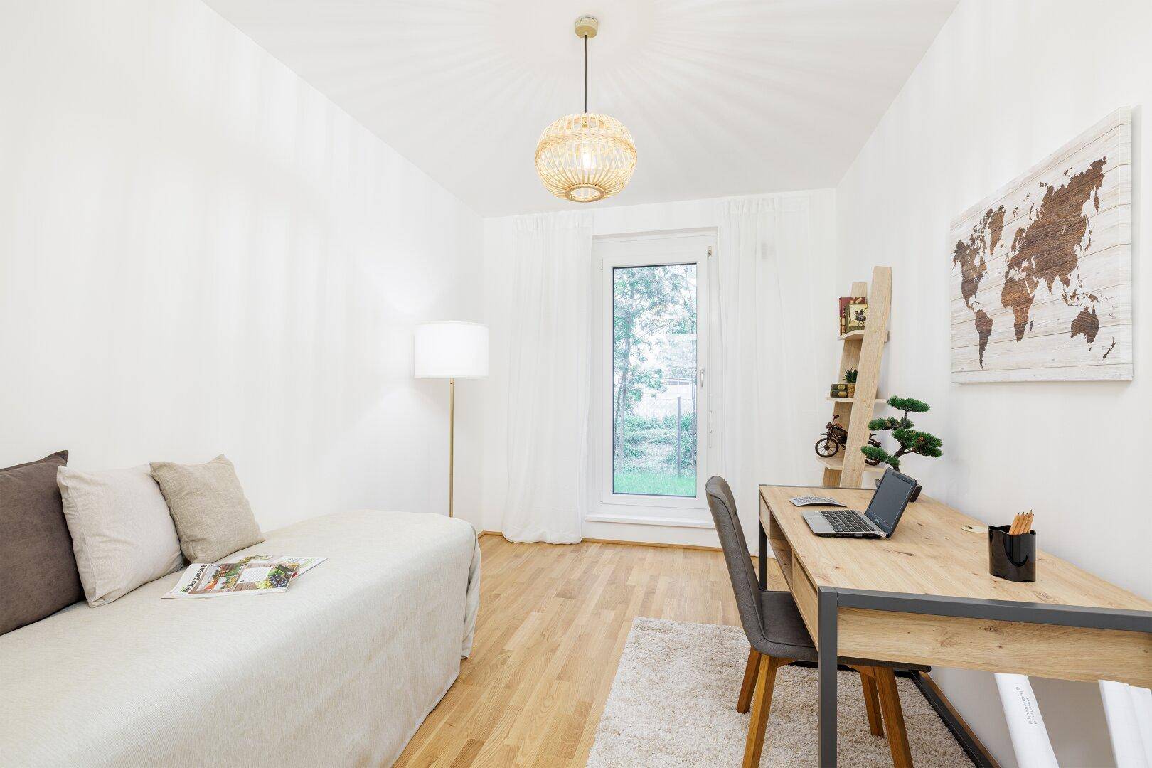 Modernes Arbeitszimmer mit Schreibtisch, Tagesbett und Holzboden.