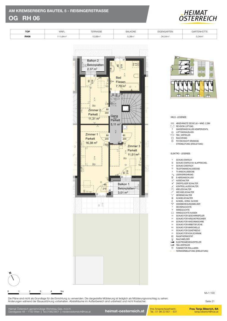 Grundriss des Obergeschosses mit drei Schlafzimmern, Badezimmer und zwei Balkonen.