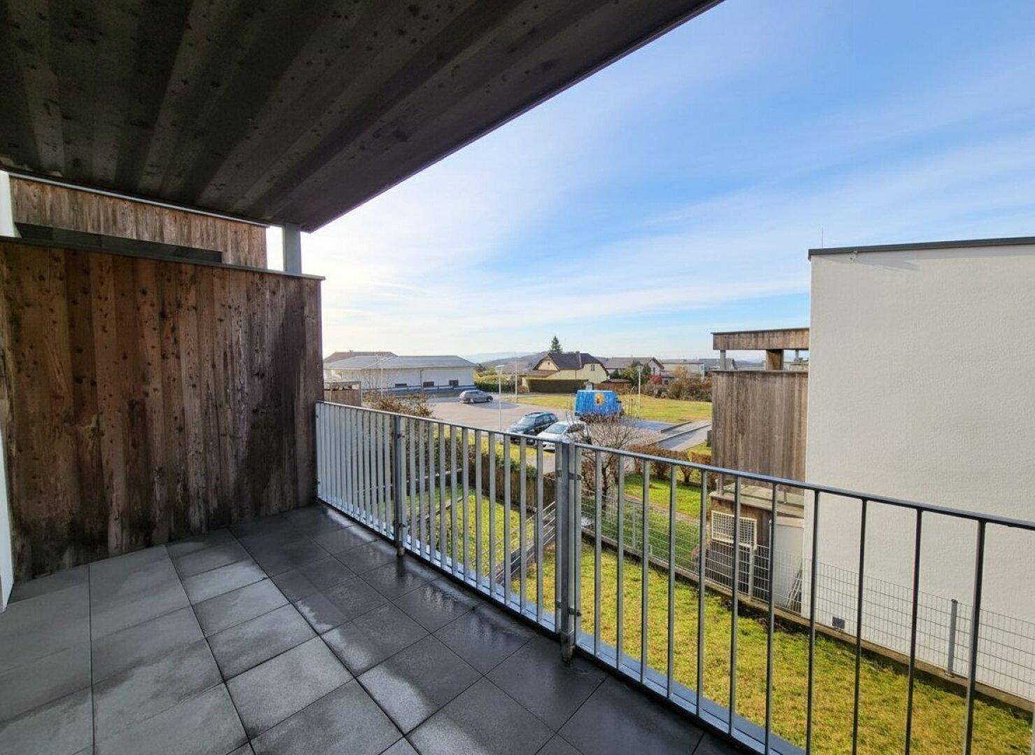 Geräumiger Balkon mit Fliesenboden und weitem Blick über die Umgebung.