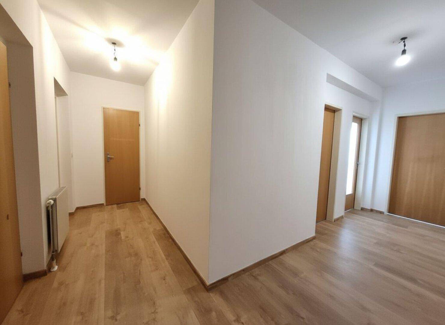 Weitläufiger Blick auf die umliegende Wohnsiedlung mit Einfamilienhäusern und viel Grün.