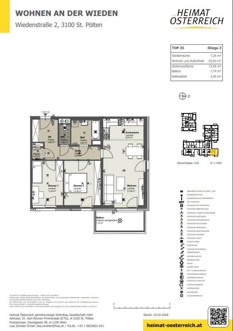 Detaillierter Grundriss einer Wohnung mit Wohnzimmer, Schlafzimmern, Bad und Balkon.