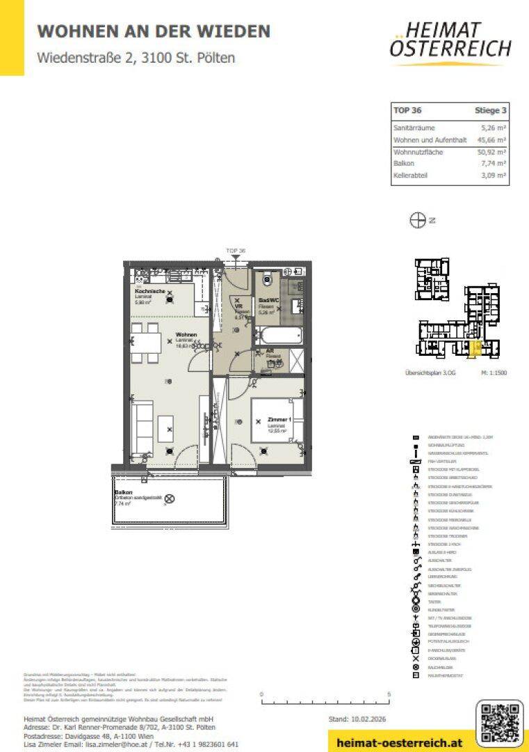 Grundriss einer Wohnung mit Wohnbereich, Schlafzimmer, Bad und Balkon.