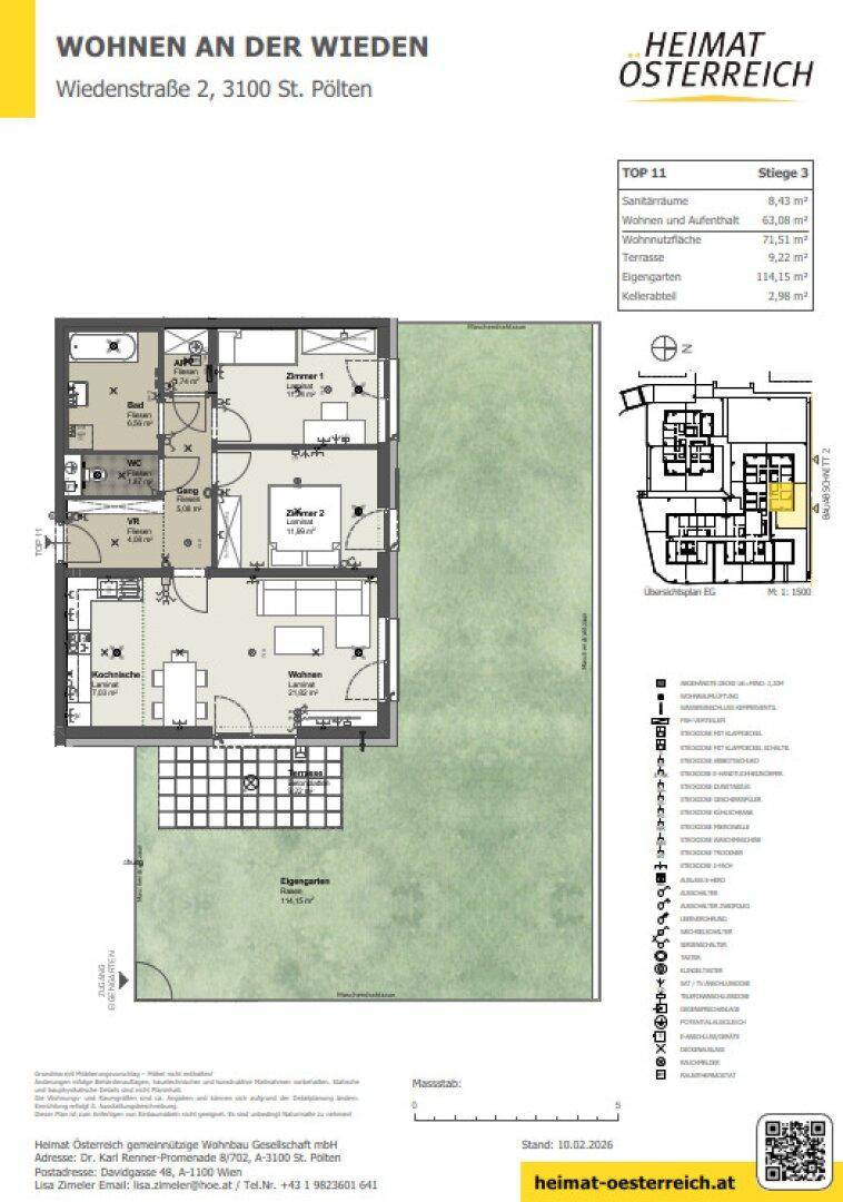 Grundriss einer Wohnung mit offenem Wohnbereich, drei Schlafzimmern, zwei Bädern und eigenem Garten.