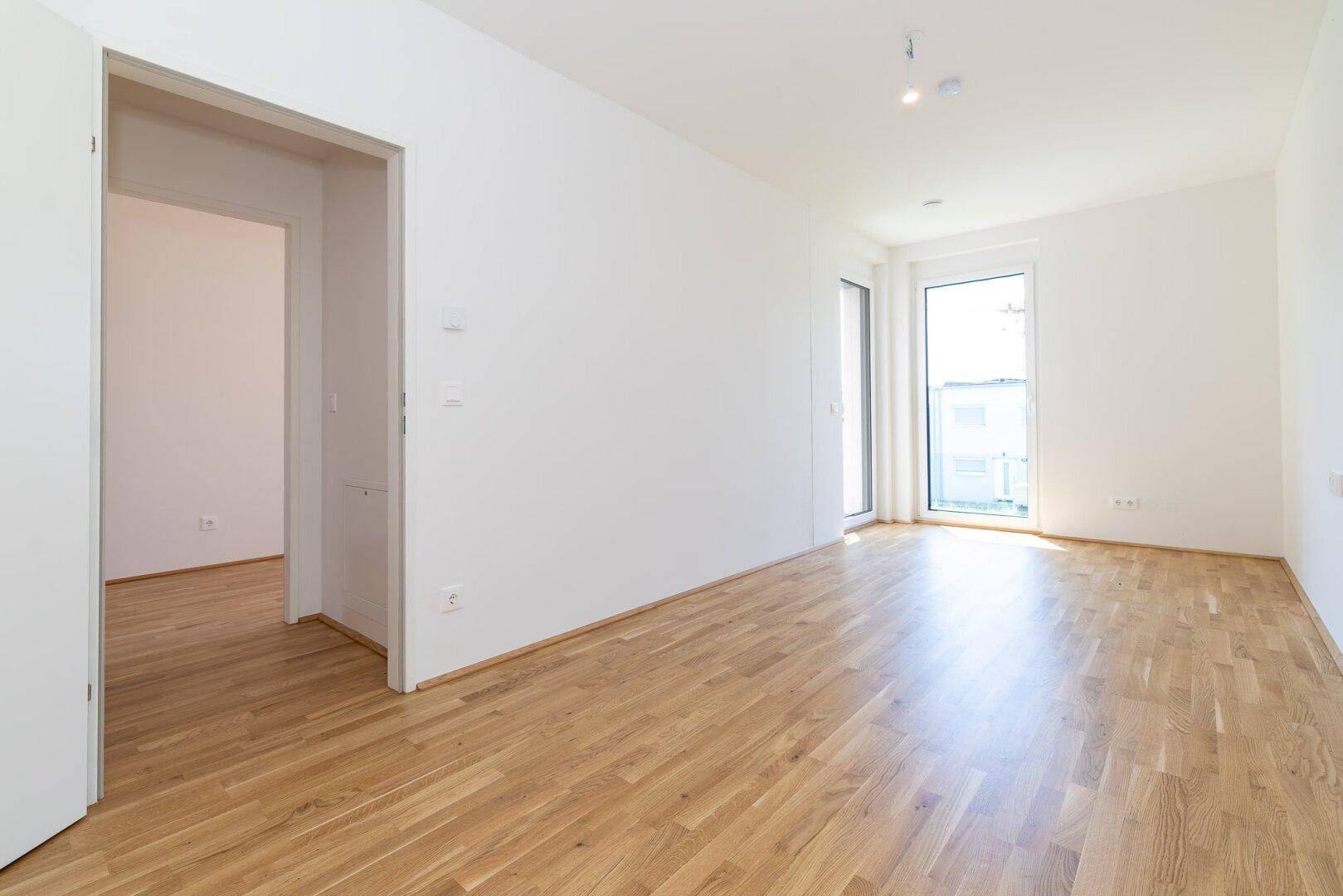 Geräumiges, helles Zimmer mit Eichenparkettboden und großen Fenstern für viel Tageslicht.