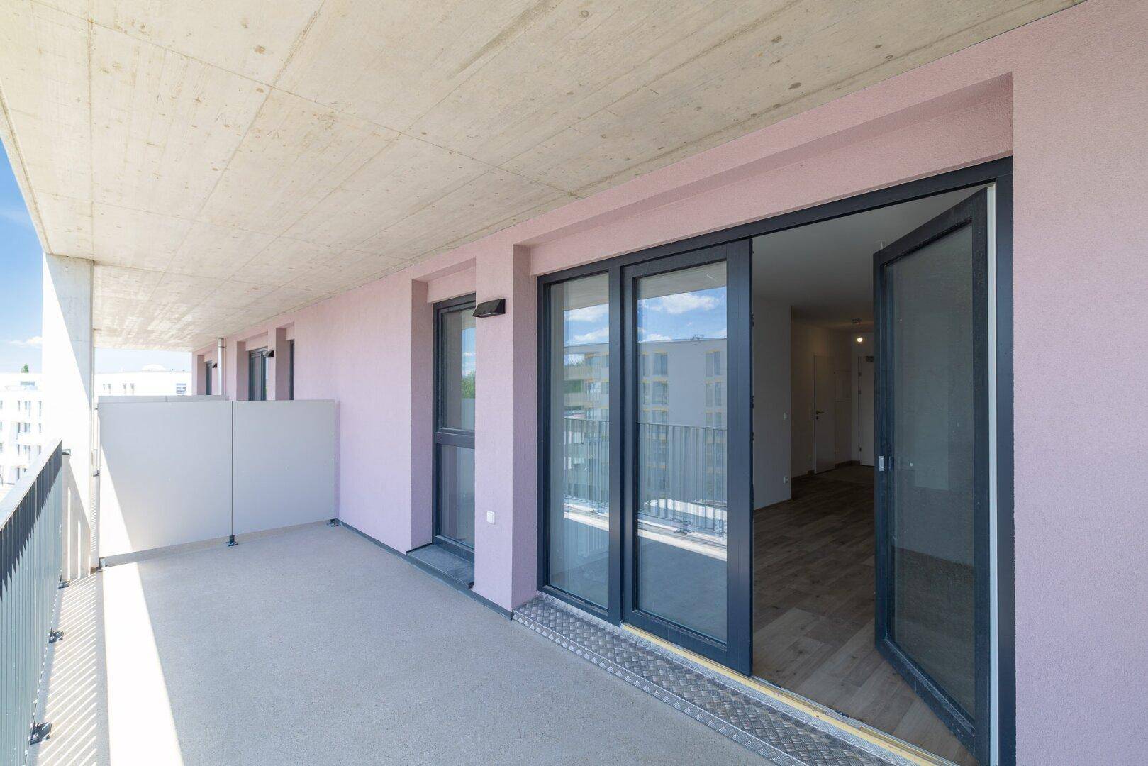 Geräumiger Balkon mit Schiebetüren, die Zugang zum Innenbereich der Wohnung bieten.