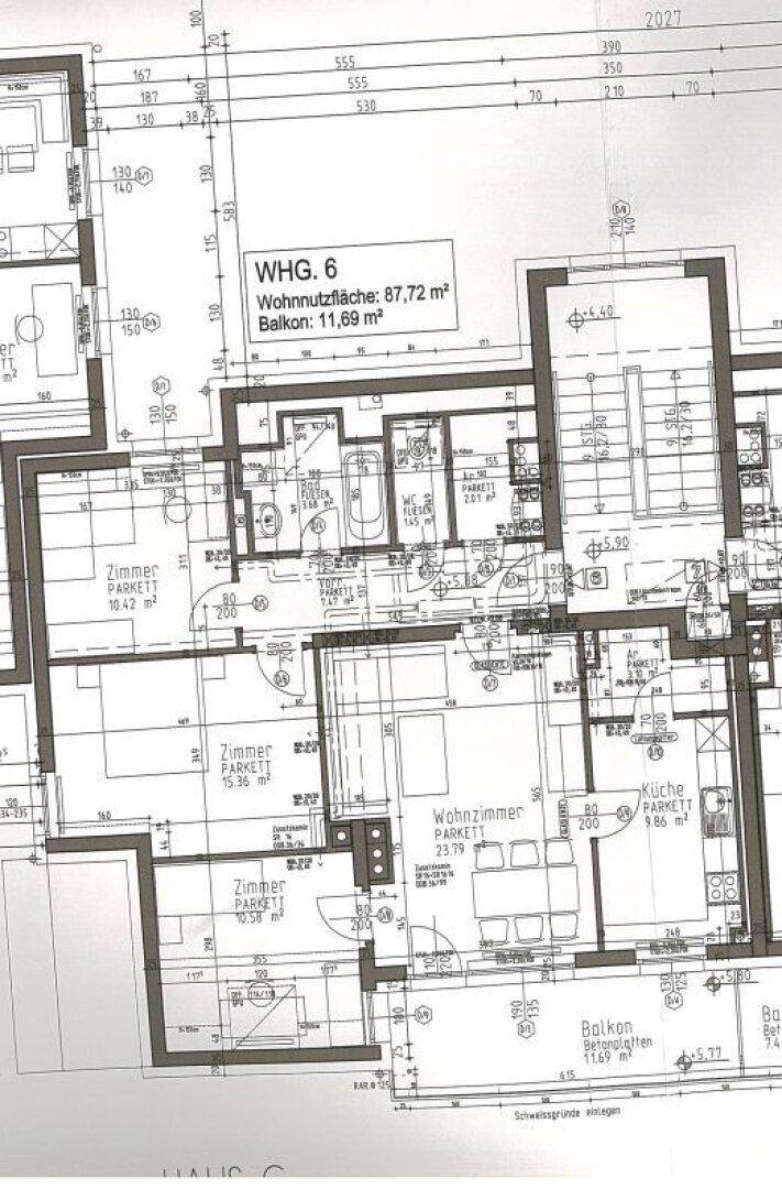 Detaillierter Grundriss einer Wohnung mit Wohnzimmer, Küche, zwei Bädern und Balkon.