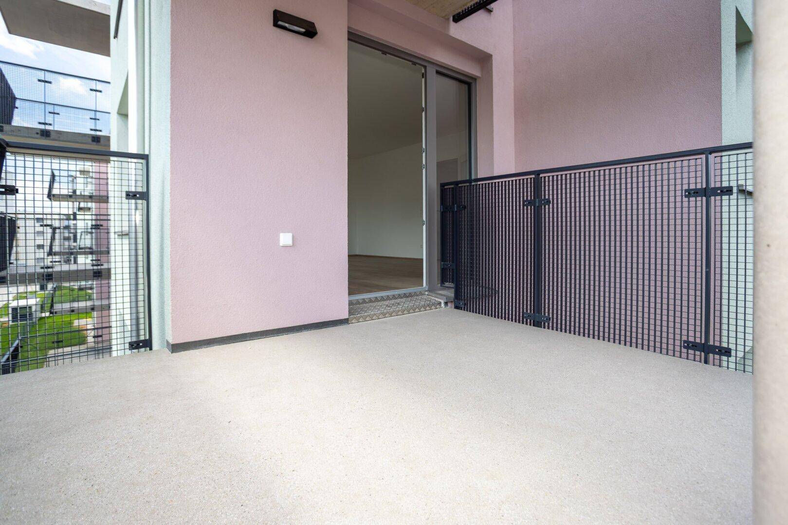 Heller Balkon mit modernem Metallgeländer und direktem Zugang zum Innenraum.