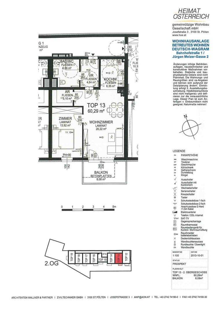 Grundriss einer Wohnung mit offenem Wohnbereich, zwei Zimmern, Bad, separatem WC und Balkon.