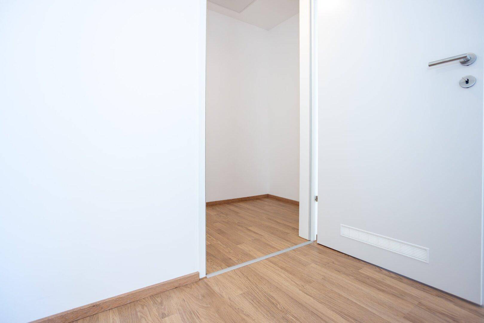 Kleiner, heller Raum mit Laminatboden, ideal als Abstellraum oder kleines Büro nutzbar.