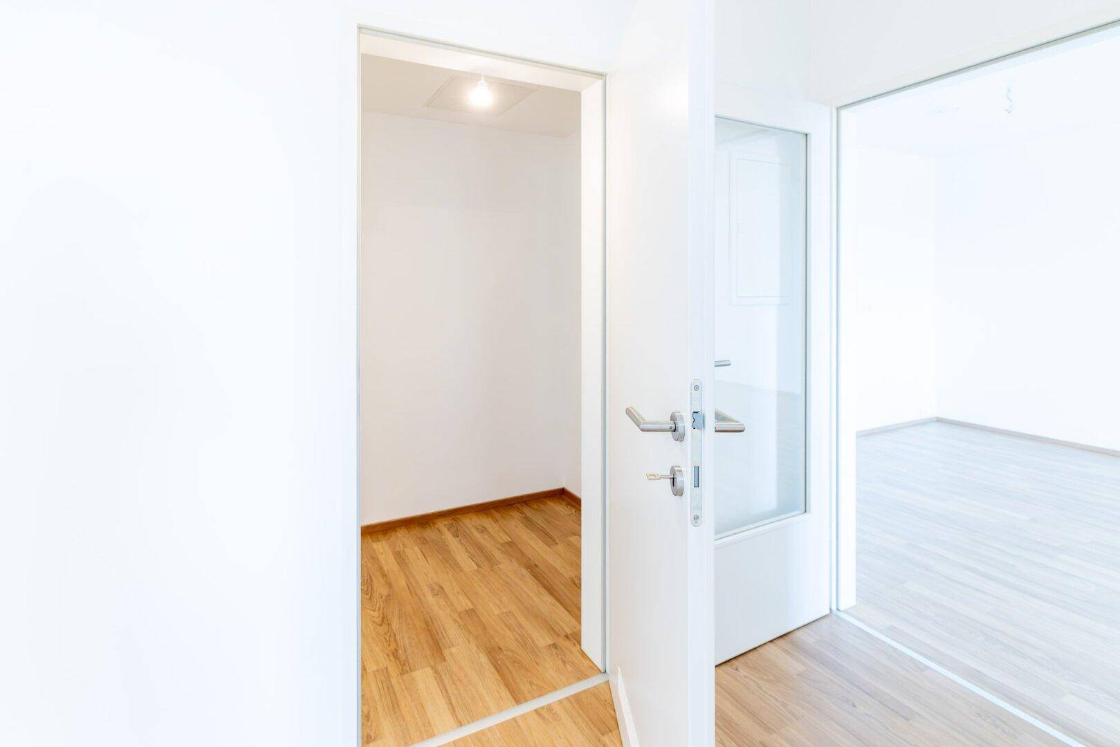Heller Flurbereich mit offenen Türen, die den Blick in angrenzende Zimmer ermöglichen.