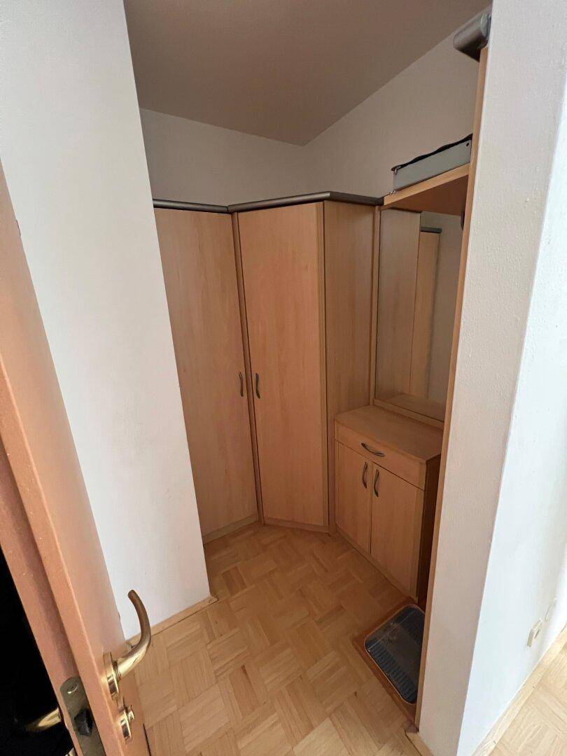 Kleiner Bereich mit Einbauschränken und Spiegel, ideal als Garderobe oder Ankleide.