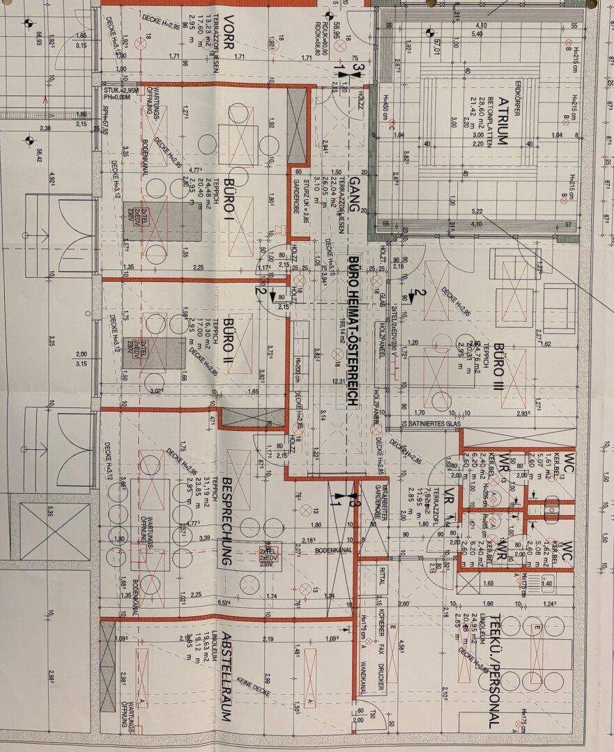 Detaillierter Grundriss mit mehreren Büros, Besprechungsräumen, Teeküche und Sanitäranlagen sowie einem Atrium.