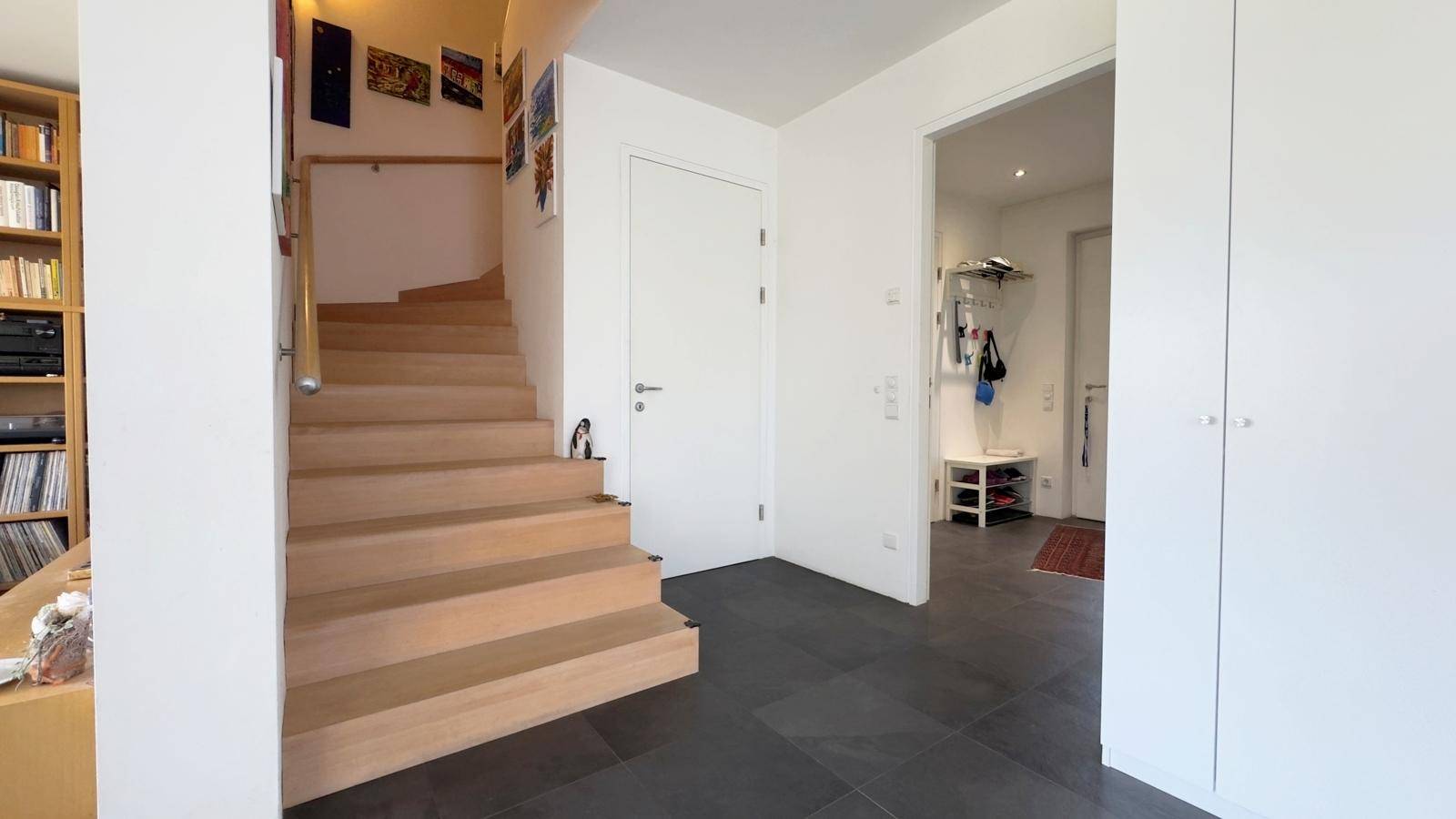 Treppenaufgang Haushälfte rechts