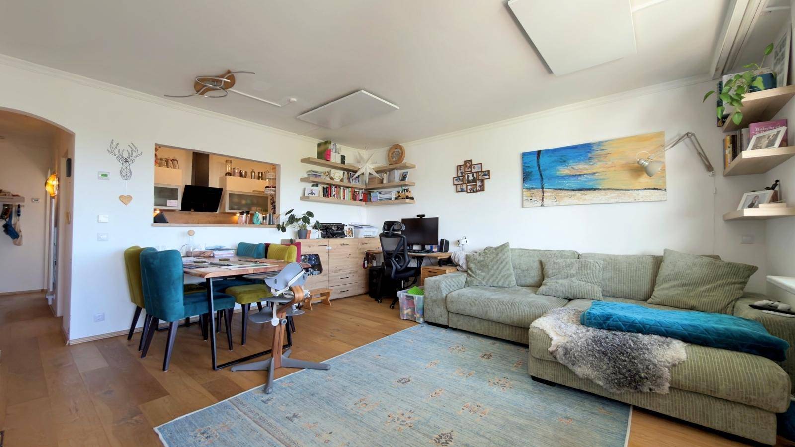 Gemütlicher Wohn-Essbereich mit Sofa, Esstisch und praktischer Verbindung zur Küche.