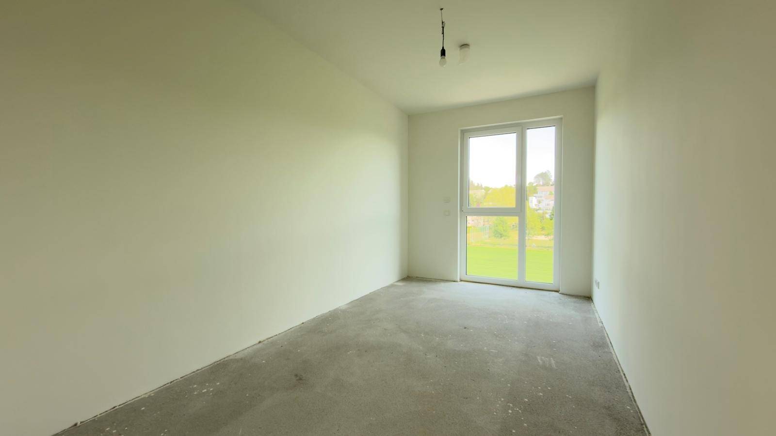 Unfertiges Schlafzimmer mit Betonboden und großer Fenster-Tür-Kombination für viel Licht.