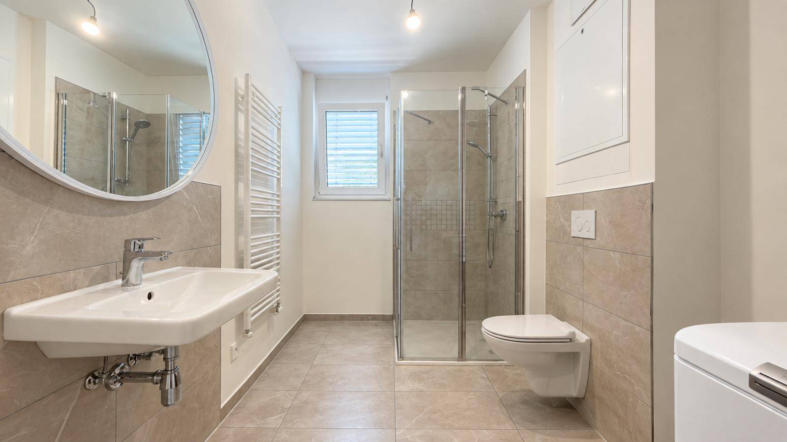 Grundriss einer Wohnung mit Balkon, Wohnbereich, Schlafzimmer und Badezimmer.