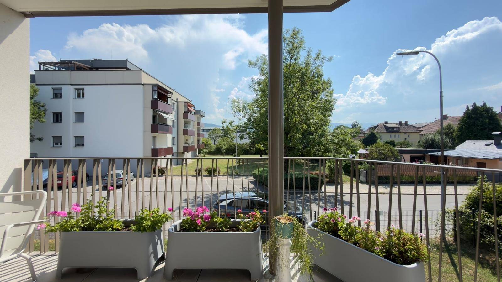 Modernes Badezimmer mit Dusche, wandhängendem WC, Einzelwaschbecken und Fenster.
