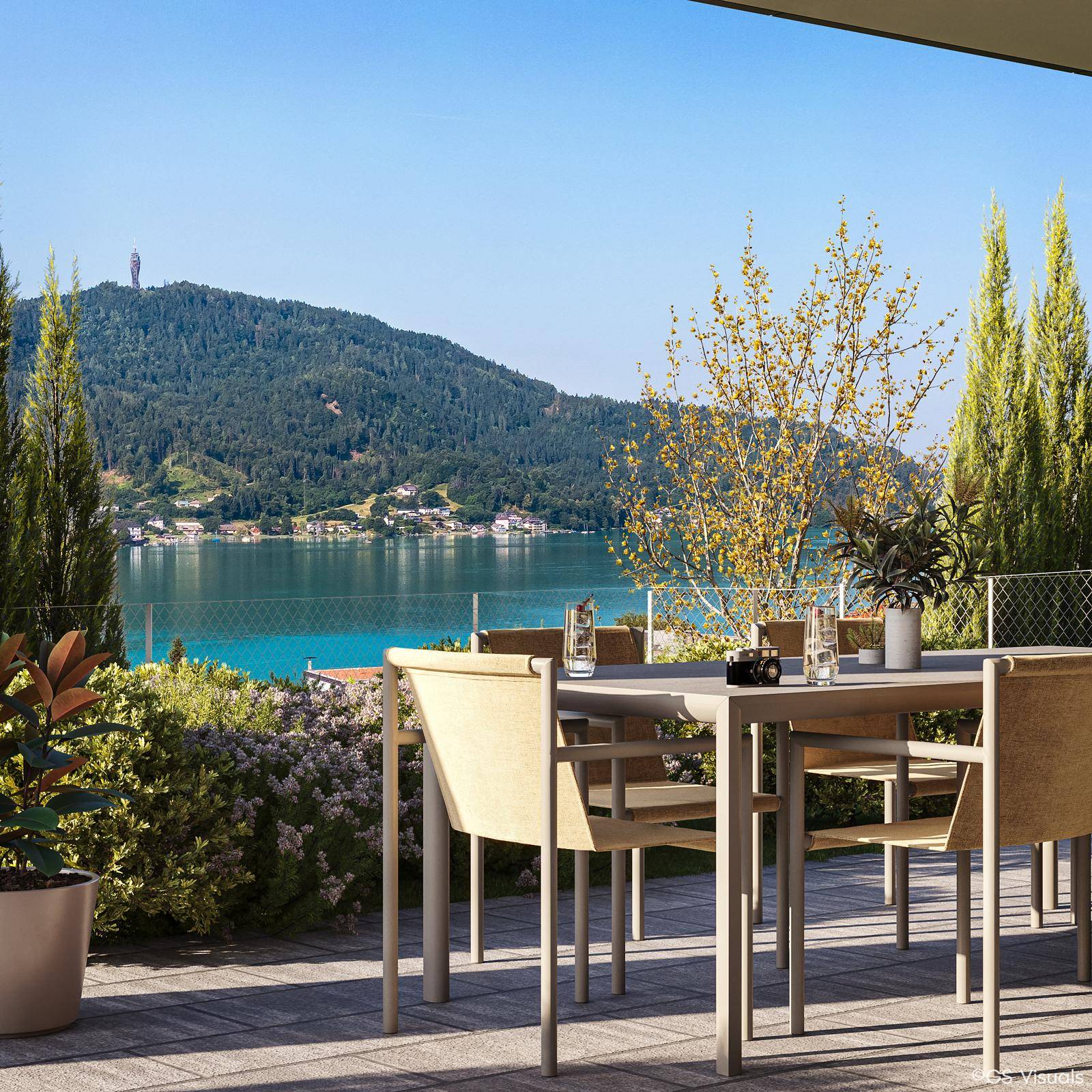 Gemütlicher Essbereich im Freien auf einer Terrasse mit weitem Blick über den See und die Berge.