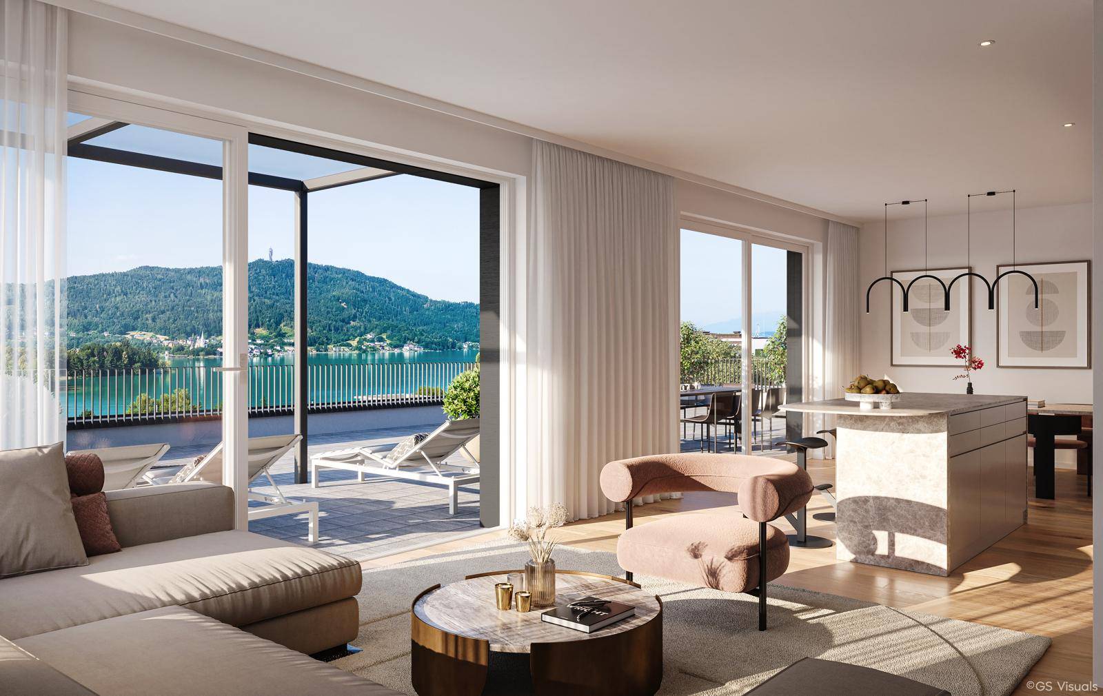 Helles Wohnzimmer mit großen Glasfronten, die sich zu einer Terrasse mit atemberaubendem See- und Bergblick öffnen.