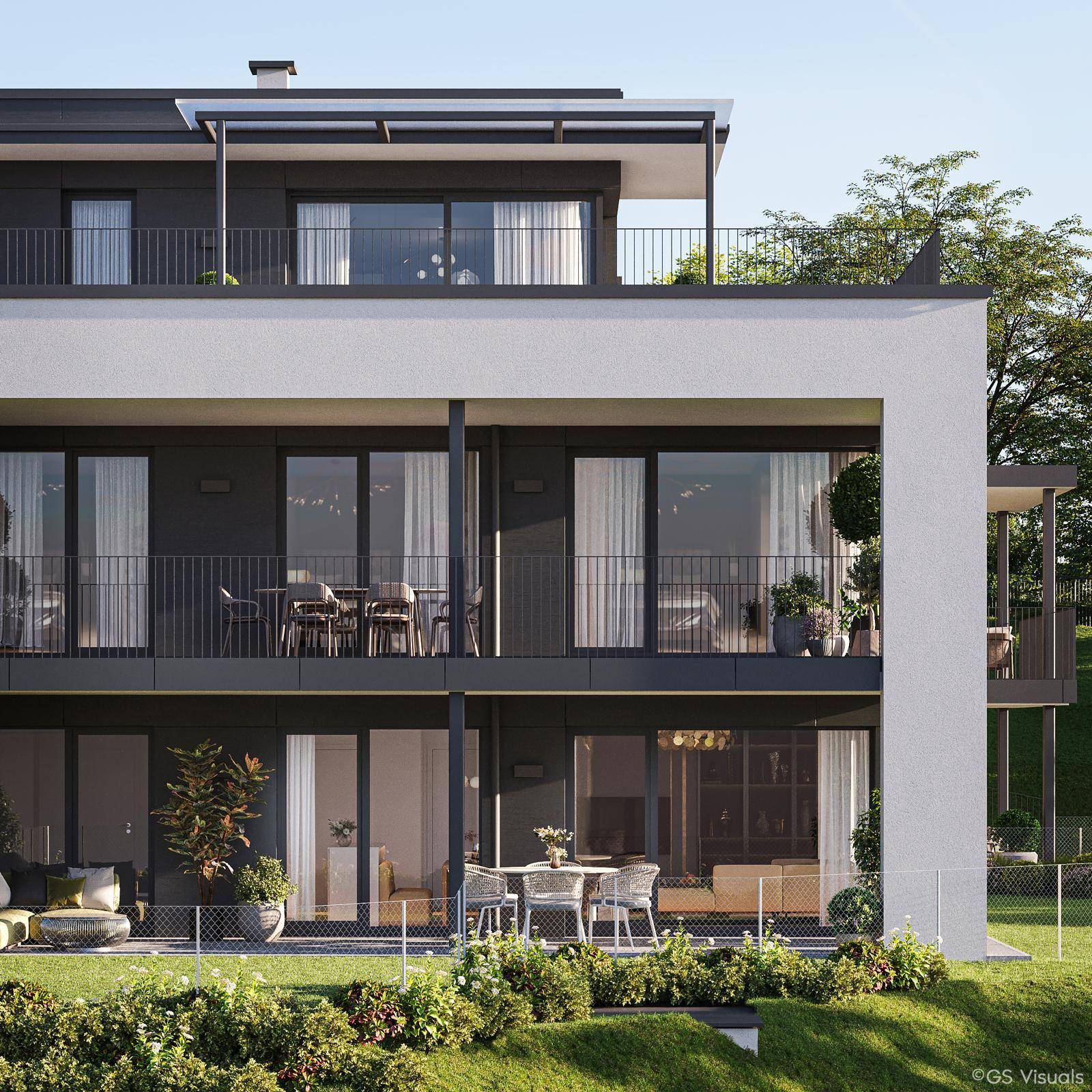 Moderne Fassade eines Apartmentgebäudes mit mehreren Balkonen und Terrassen, umgeben von üppigem Grün.