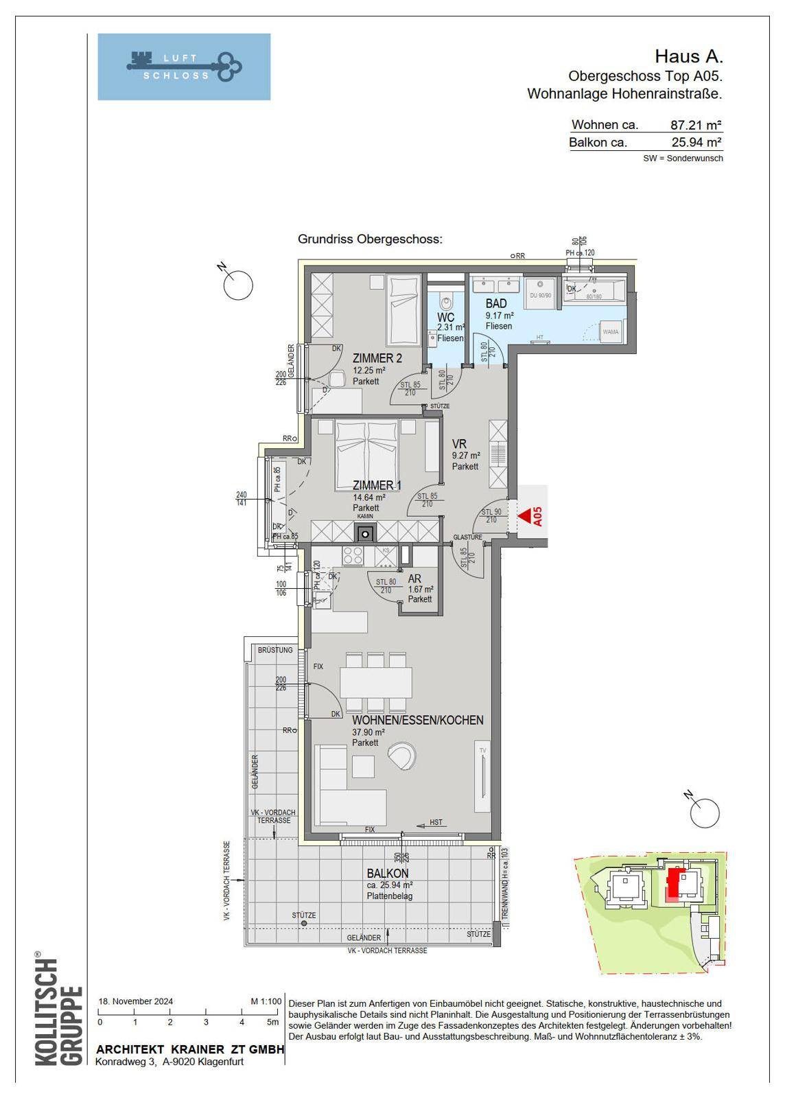 Grundriss des Obergeschosses mit offenem Wohn-Essbereich, zwei Schlafzimmern, einem Badezimmer und einem Balkon.
