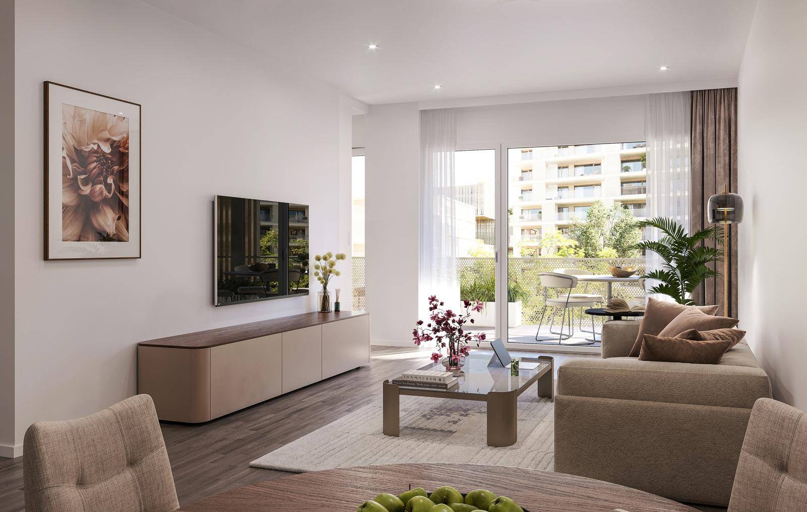 Helles Wohnzimmer mit modernem Interieur, Holzboden und Zugang zum Balkon.