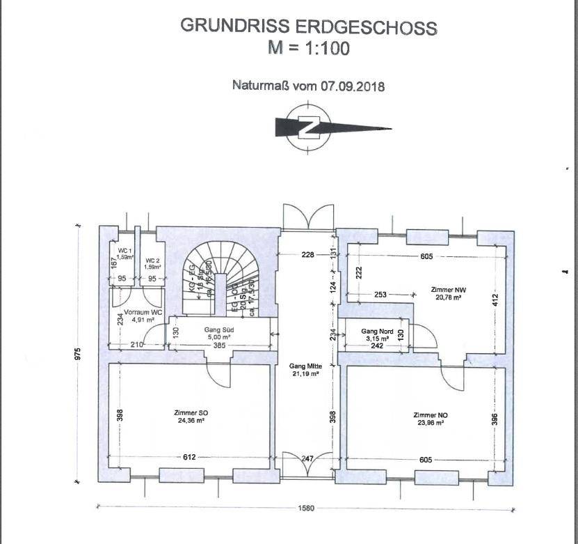 Grundriss des Erdgeschosses mit mehreren Zimmern, Fluren und Sanitärbereichen.