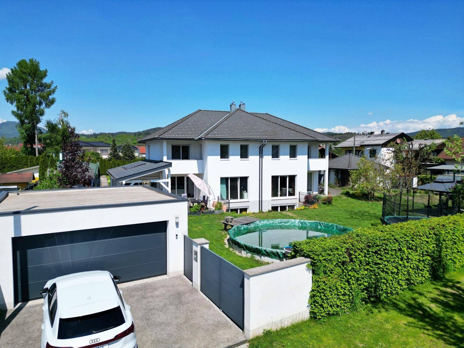 Zufahrt Garage Haushälfte links