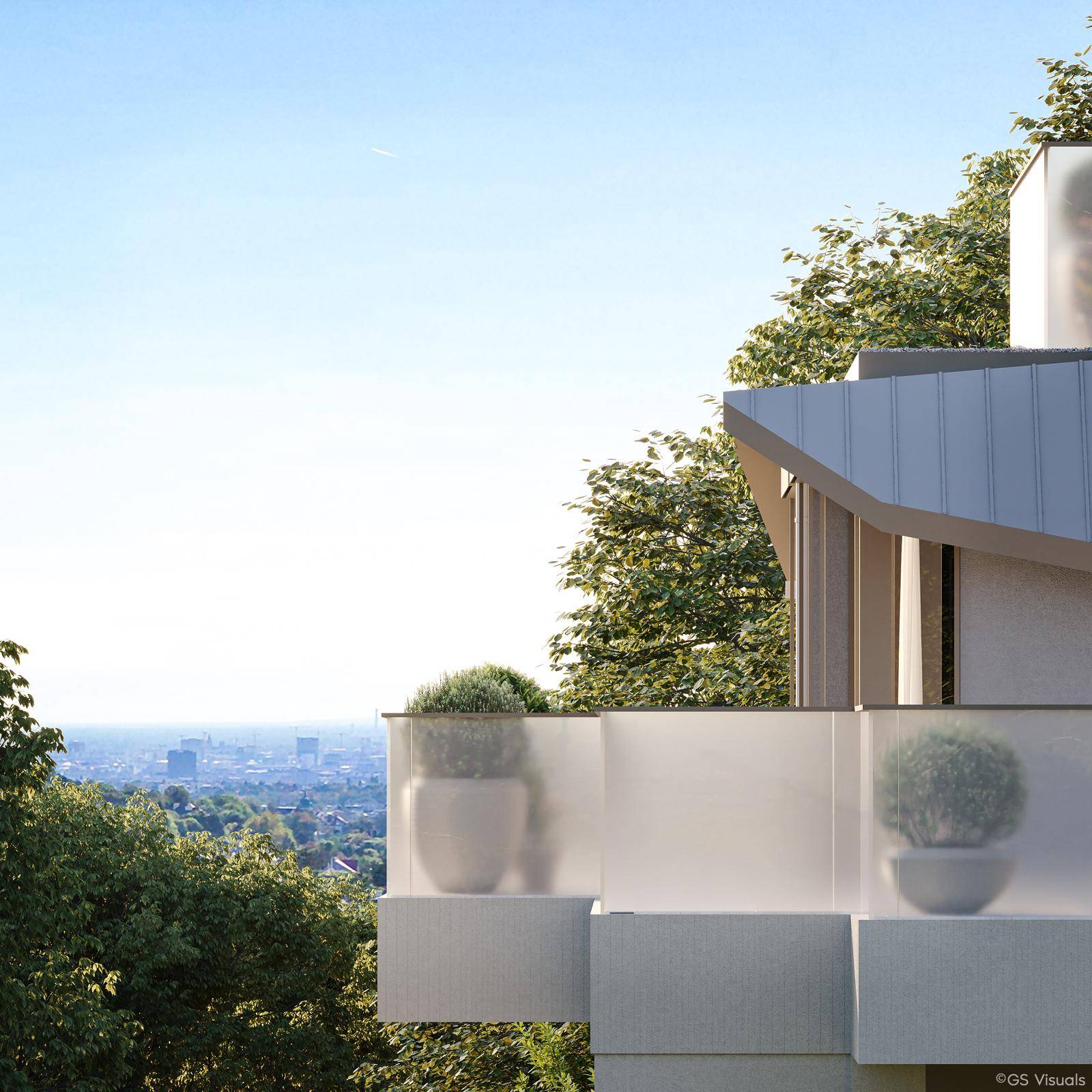 Moderner Balkon mit Glasbrüstung und weitem Blick über die Stadt und die grüne Umgebung.