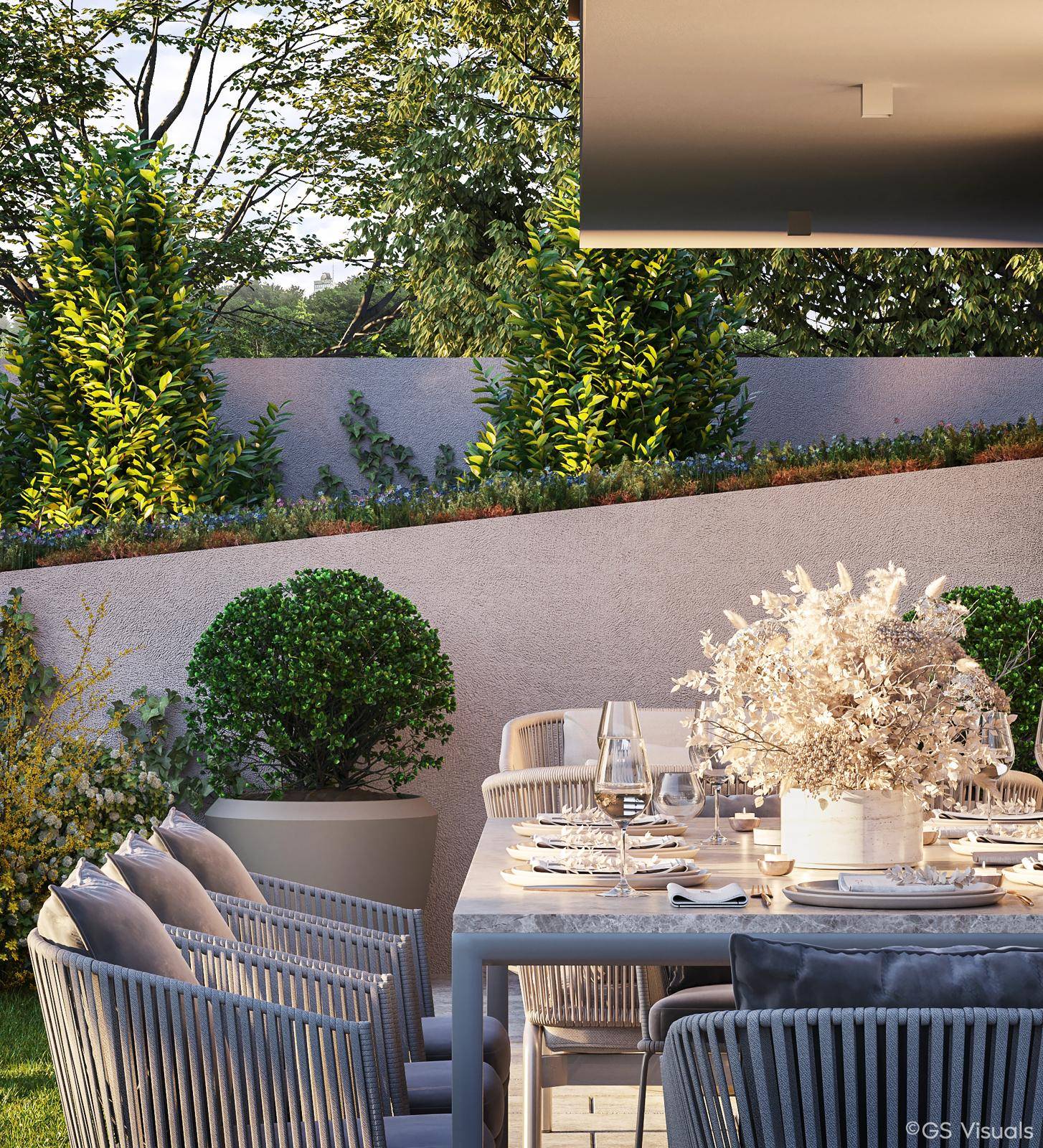 Detailansicht eines elegant gedeckten Esstisches auf der Terrasse, umgeben von dekorativen Pflanzen.