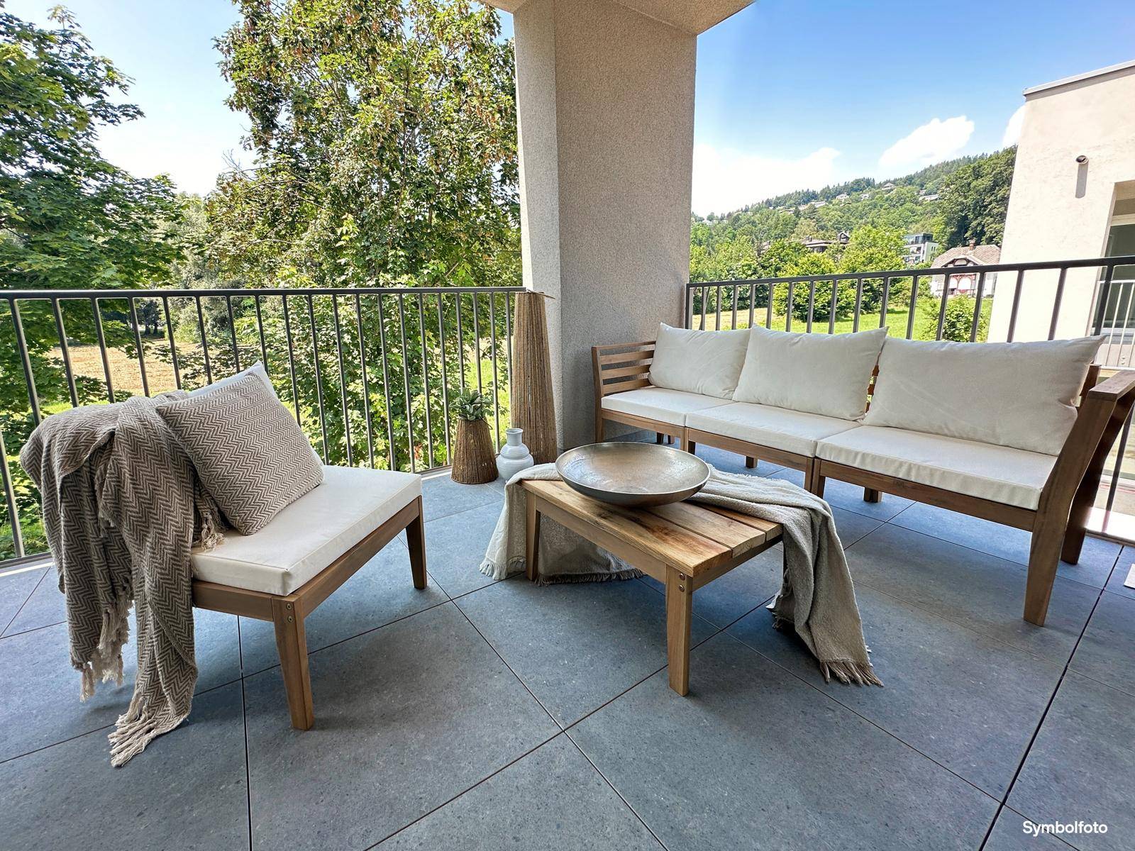 Geräumiger Balkon mit bequemen Gartenmöbeln und einem weiten Blick in die Natur.