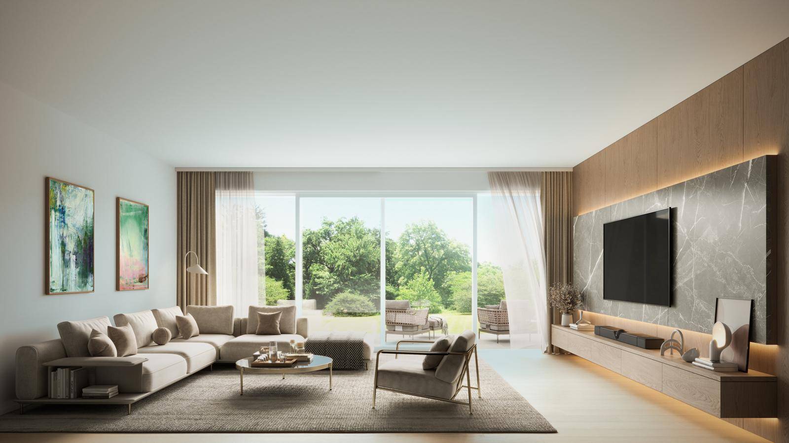 Geräumiges, modernes Wohnzimmer mit großem Sofa, Medieneinheit und Blick ins Grüne durch große Fenster.
