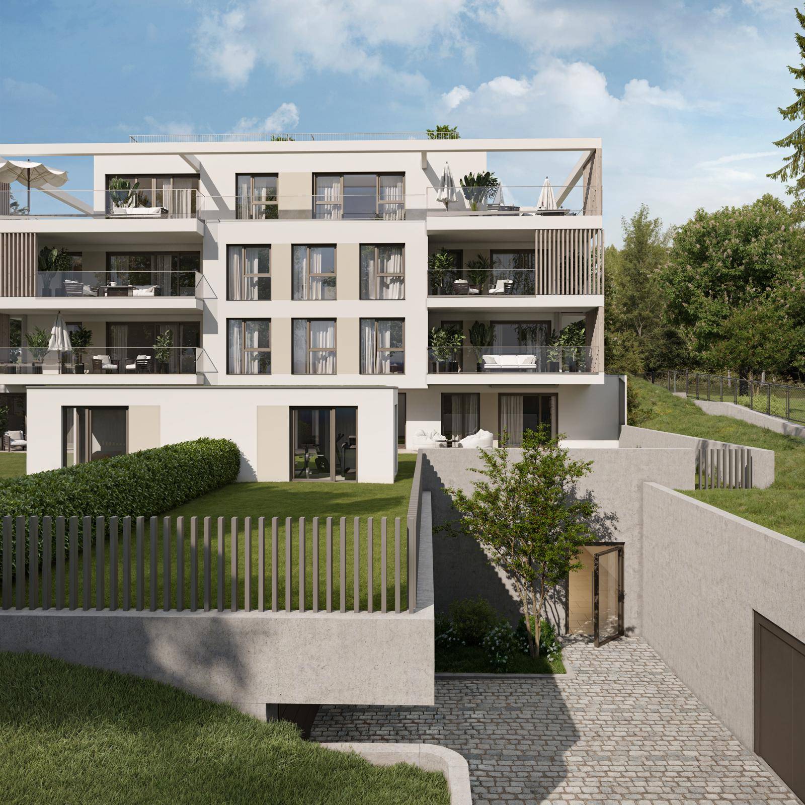 Moderne Gebäudefassade mit Balkonen und einem gepflegten Gartenbereich mit Garagenzufahrt.